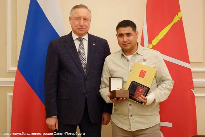 Дворник, спасший ребенка, награжден в Петербурге