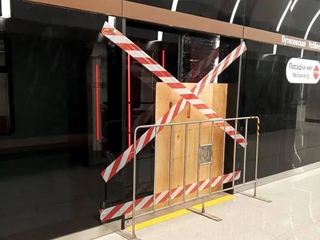 В Петербурге сломали дверь на новой платформе