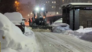 Ночная уборка снега в Подмосковье