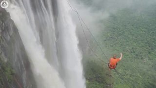 Акробаты установили мировой рекорд над самым высоким водопадом