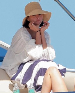 Звездный девичник: Селена Гомес и Нина Добрев на отдыхе в Мексике