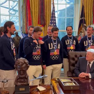 Трамп примерил олимпийскую медаль и пошутил о ее возврате