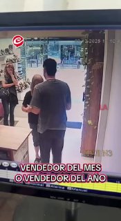 Продавец обуви в Аргентине предложил клиентке потанцевать, чтобы проверить удобство обуви.