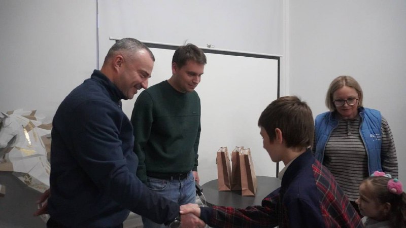 Фонд передал подарки семьям в Донецке