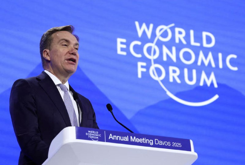 Президент ВЭФ ушел в отставку из-за связей с Эпштейном