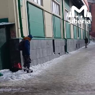 Житель Бердска использует коньки для передвижения по городу