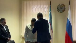 Узбекистан наградил дворника, спасшего ребенка