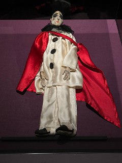 Кукла Пьеро из коллекции Блока выставлена в Музее русского импрессионизма