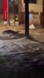 Гробы унесло потоком в Бразилии из-за сильных дождей