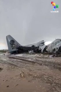 Авиакатастрофа в Боливии: самолет с деньгами разбился, люди собирали купюры