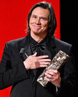 Джим Керри получил премию «Сезар» и представил свою новую девушку