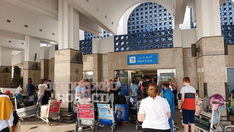Пассажиры рейса в Москву оказались заблокированы в аэропорту Шарджи без поддержки авиакомпании