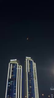 Падающий объект в небе над Дубаем