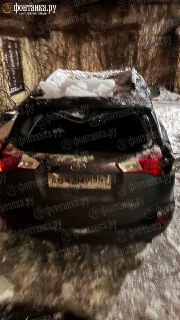 Глыбы льда повредили автомобиль в Санкт-Петербурге