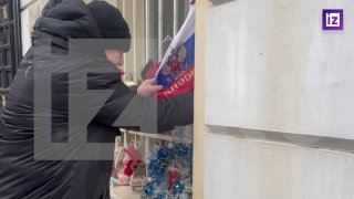 У посольства Ирана в Москве люди возлагают цветы