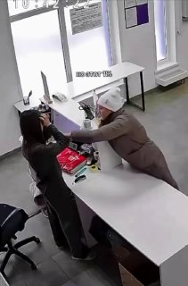 Москвичка утешила работницу ПВЗ