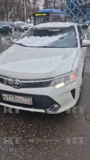 Глыба льда упала на автомобили в Химках