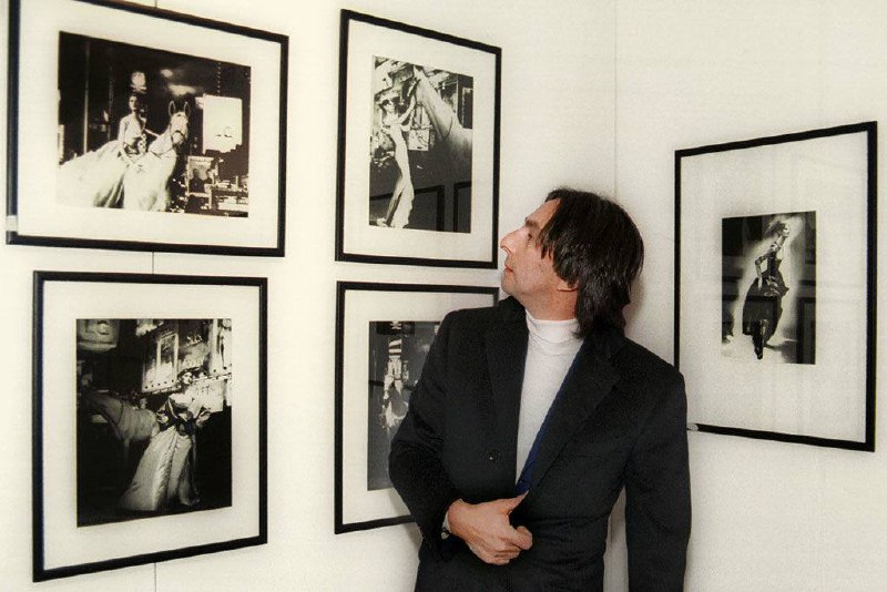 Умар Джабраилов на ярмарке «Арт-Манеж 2001»