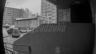 Мать спасла ребенка от схода снега в Казани