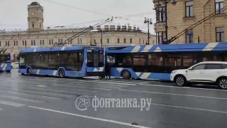 Сложная дорожная обстановка на площади Восстания из-за неработающего светофора