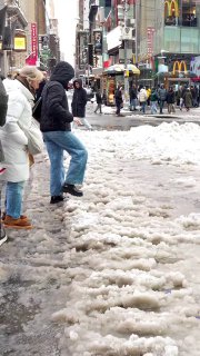 Нью-Йорк утопает в снежной каше, пользователи вспоминают Петербург