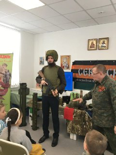 Детям показали гранатометы в воскресной школе