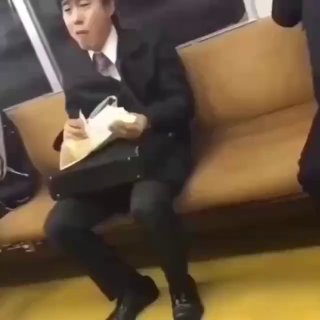 Японский офисный работник расплакался в электричке, вызвав отклик в сети