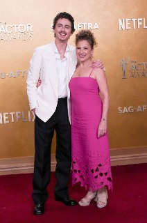 Тимоти Шаламе пришел на SAG Awards с мамой