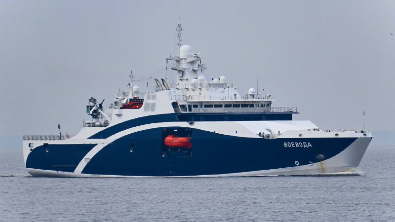 Поднятие флага на аварийно-спасательном судне "Воевода"