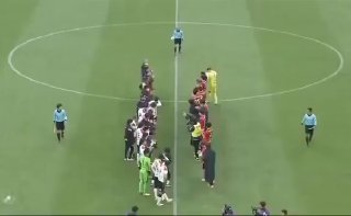 Оригинальное прощание футболиста с судьей в Японии