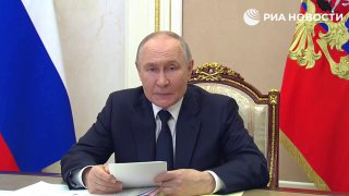 Путин поручил учитывать занятость родителей при составлении графиков работы детсадов и школ