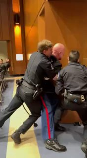 Ветеран подвергся нападению в Конгрессе США за антивоенные высказывания