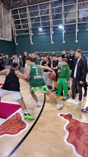 Канадский баскетболист стал звездой интернета благодаря жесткому уличному баскетболу