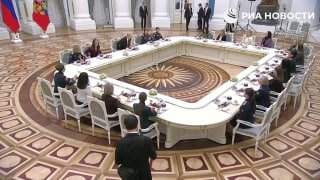 Путин поздравил женщин России с 8 Марта