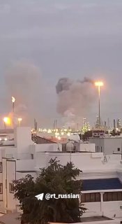 Удары Ирана привели к пожару в Бахрейне