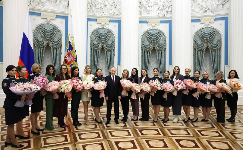 Путин встретился с женщинами-военными, медиками и волонтёрами