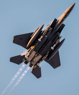 Подготовка к удару по Ирану: взлет американского истребителя F-15E