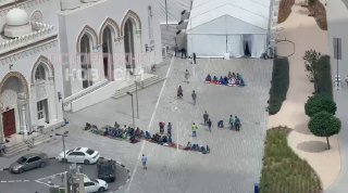 Молитва под открытым небом в Дубае во время тревоги