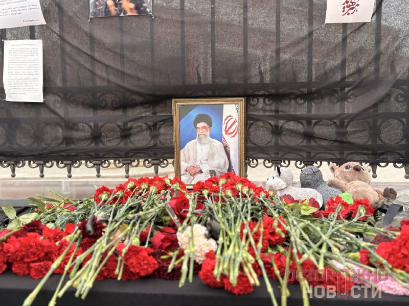 Школьники в Астрахани почтили память аятоллы Хаменеи