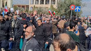 Иранцы вышли на улицы в поддержку верховного лидера