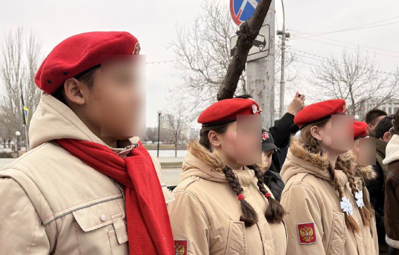 Дети возложили цветы к генконсульству Ирана в Астрахани