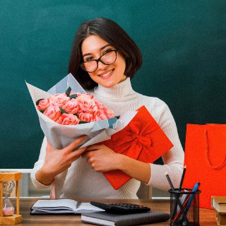 Депутаты предложили увеличить лимит стоимости подарков учителям и врачам