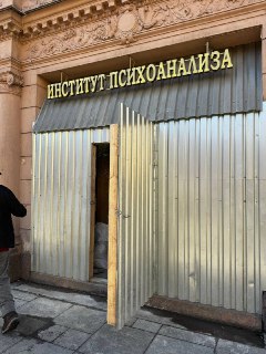 В Петербурге демонтировали уникальную дореволюционную плитку на объекте культурного наследия