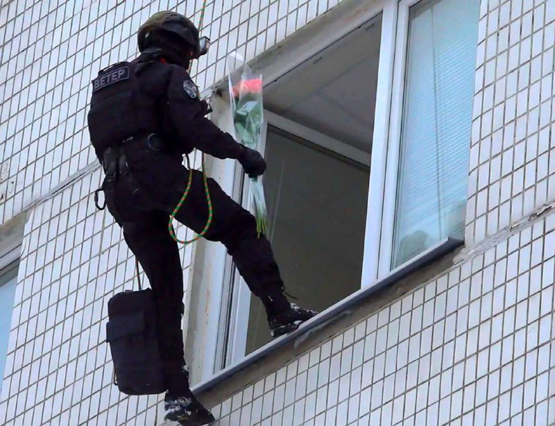 Росгвардейцы-высотники поздравили коллег с 8 марта