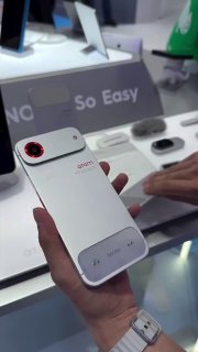 Tecno показала модульный смартфон Atom с магнитными аксессуарами