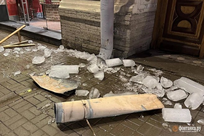 Водосточная труба со льдинами упала на Суворовском