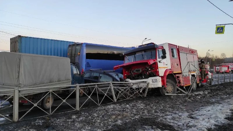 Массовое ДТП с участием пожарной машины в Петербурге: пострадали два водителя