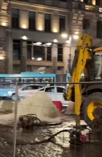 Фонтан забил на Невском проспекте после устранения аварии на водопроводе