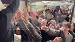 Москвичи штурмуют теплицы ради дешёвых тюльпанов: цены выросли в два раза