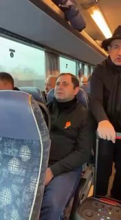 Пашинян в автобусе: ест чурчхелу и гуляет с колонкой